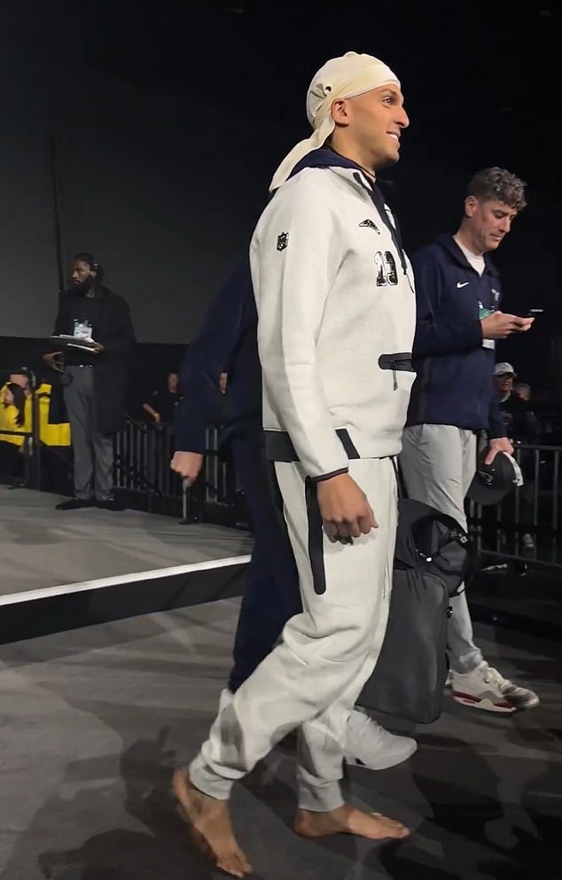 Hviezda Patriots znechucuje fanúšikov NFL tým, že na otvárací večer Hviezda Patriots Mack Hollins predviedla svoj charakteristický vzhľad naboso na otvárací večer Super Bowl