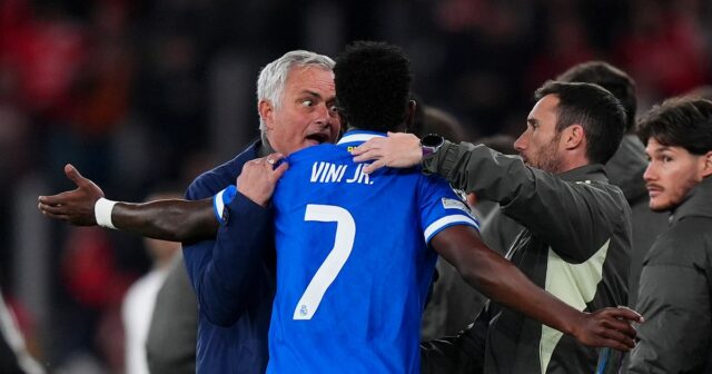 Jose Mourinho, hlavný tréner Benficy, hovorí s Viniciusom Juniorom z Realu Madrid počas zápasu vyraďovacej časti play-off Ligy majstrov 2025/26 Ligy majstrov UEFA medzi SL Benfica a Real Madrid CF na Estadio do SL Benfica 17. februára 2026 v Lisabone v Portugalsku.