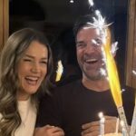 Gethin Jones a Pien Meulensteen sa usmievajú vedľa narodeninovej torty