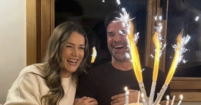 Hviezda Sky Sports a dcéra hrdinu Man Utd dovolenkuje s Gethin Jones a Pien Meulensteen sa usmievajú vedľa narodeninovej torty