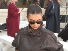 Hviezda Sky Sports ohúri v kožených čižmách po kolená, keď ju fanúšikovia prosia, aby začala s modelingom Kate Tracey