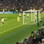 Archie Gray z Tottenhamu Hotspur sa stretne s Gabrielom Magalhaesom z Arsenalu po prvom góle ich tímu počas zápasu Premier League medzi Tottenhamom Hotspur a Arsenalom na štadióne Tottenham Hotspur 22. februára 2026 v Londýne v Anglicku.