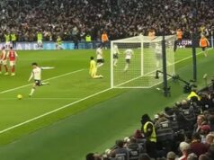 Hviezda Tottenhamu vyhnala Arsenal do neviditeľného konca zvýrazneného novými zábermi Archie Gray z Tottenhamu Hotspur sa stretne s Gabrielom Magalhaesom z Arsenalu po prvom góle ich tímu počas zápasu Premier League medzi Tottenhamom Hotspur a Arsenalom na štadióne Tottenham Hotspur 22. februára 2026 v Londýne v Anglicku.