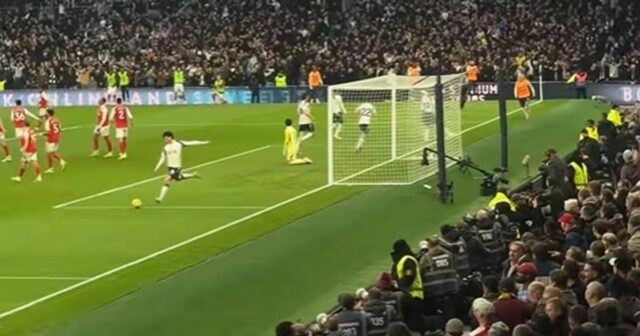 Archie Gray z Tottenhamu Hotspur sa stretne s Gabrielom Magalhaesom z Arsenalu po prvom góle ich tímu počas zápasu Premier League medzi Tottenhamom Hotspur a Arsenalom na štadióne Tottenham Hotspur 22. februára 2026 v Londýne v Anglicku.