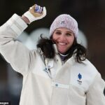 Julia Simonová vyhrala olympijské zlato v biatlone na 15 km - po odsúdení za okradnutie tímového kolegu