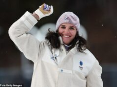 Hviezda zimných olympijských hier, ktorá okradla vlastného tímového kolegu, porazí svoju obeť, aby získala zlato Julia Simonová vyhrala olympijské zlato v biatlone na 15 km - po odsúdení za okradnutie tímového kolegu