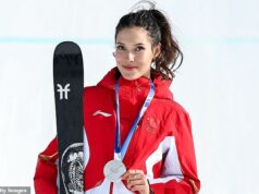 Hviezda zimných olympijských hier narodená v USA Eileen Gu, ktorá sa obrátila chrbtom k Amerike, aby reprezentovala Čínu, prichádza o zlato Dievča na plagáte zimných olympijských hier Eileen Gu nedokázalo získať zlato pre Čínu v štýle free ski slopestyle