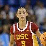 Hviezdny nováčik Jazzy Davidson sa zranil, keď USC vyhralo šieste za sebou