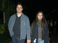 Hviezdy Man United Leny Yoro, Manuel Ugarte a Senne Lammens tvoria novú skupinu priateľov, keď po víťazstve nad Fulhamom obedujú so svojimi priateľkami. Brankár Man United Senne Lammens zapózoval pred The Ivy v Manchestri so svojou priateľkou