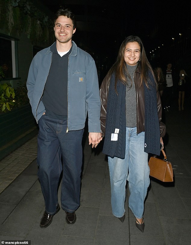 Hviezdy Man United Leny Yoro, Manuel Ugarte a Senne Lammens Brankár Man United Senne Lammens zapózoval pred The Ivy v Manchestri so svojou priateľkou