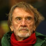 WOLVERHAMPTON, ANGLICKO - 8. DECEMBER: Spolumajiteľ Manchestru United Sir Jim Ratcliffe sa pozerá na zápas Premier League medzi Wolverhampton Wanderers a Manchester United v Molineux 8. decembra 2025 v anglickom Wolverhamptone. (Foto: Chris Brunskill/Fantasista/Getty Images)