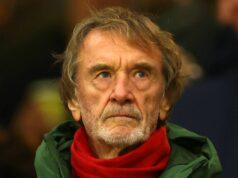 Hviezdy Man Utd odišli „znepokojení“, keď hráči reagujú na imigračné poznámky Sira Jima Ratcliffa WOLVERHAMPTON, ANGLICKO - 8. DECEMBER: Spolumajiteľ Manchestru United Sir Jim Ratcliffe sa pozerá na zápas Premier League medzi Wolverhampton Wanderers a Manchester United v Molineux 8. decembra 2025 v anglickom Wolverhamptone. (Foto: Chris Brunskill/Fantasista/Getty Images)