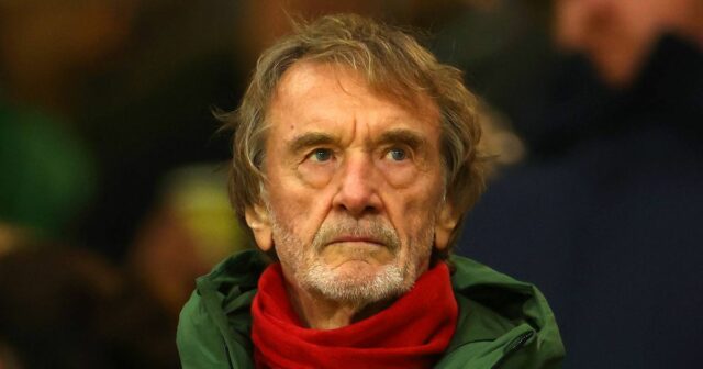 WOLVERHAMPTON, ANGLICKO - 8. DECEMBER: Spolumajiteľ Manchestru United Sir Jim Ratcliffe sa pozerá na zápas Premier League medzi Wolverhampton Wanderers a Manchester United v Molineux 8. decembra 2025 v anglickom Wolverhamptone. (Foto: Chris Brunskill/Fantasista/Getty Images)