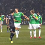 Kieran Trippier (vľavo) a Anthony Gordon (vpravo uprostred) museli byť po polčase oddelení