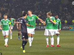 Hviezdy Newcastlu Anthony Gordon a Kieran Trippier musia byť od seba oddelení spoluhráčmi v bizarnej zrážke, keď hráči odišli z ihriska s Toonom, vyhrali 5:0 v play-off Ligy majstrov. Kieran Trippier (vľavo) a Anthony Gordon (vpravo uprostred) museli byť po polčase oddelení