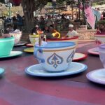 Hviezdy Seahawks Sam Darnold a Kenneth Walker III sa v pondelok dostali do šálok čaju v Disneylande