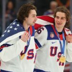 Quinn (vľavo) a Jack Hughes (vpravo) sú na snímke po zisku zlata nad tímom Kanady