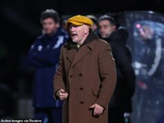 Ian Holloway rozpútal ohromujúci rozruch so šéfom Swindon Town narážajúcim na ‚COWARDS‘, keď sa rozplýval nad ‚absolútne nechutným‘ rozhodnutím vylúčiť svojho kapitána 24 hodín vopred. Ian Holloway bol po konečnom hvizde nahnevaný na víťazstvo Swindow Town nad Barrowom