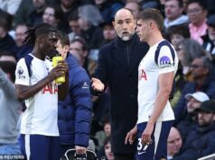 Ian Wright tvrdí, že hviezdy Tottenhamu si už „POVEDLI“ nového šéfa Igora Tudora napriek tomu, že sa klub obáva búrlivej bitky o zostup Zdá sa, že Igora Tudora ignoroval Micky Van de Ven len niekoľko dní po jeho pôsobení ako dočasný hlavný tréner Tottenhamu.