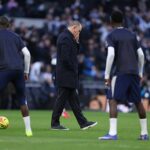 Manažér Tottenhamu Hotspur Igor Tudor hovorí so svojimi hráčmi, keď je hra prerušená kvôli problémom s komunikáciou rozhodcov počas Premier...