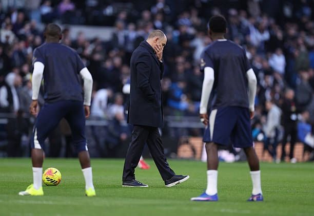 Igor Tudor označil tím Tottenhamu za „dobrých hráčov so zlými Manažér Tottenhamu Hotspur Igor Tudor hovorí so svojimi hráčmi, keď je hra prerušená kvôli problémom s komunikáciou rozhodcov počas Premier...