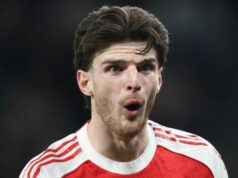 Ikona Arsenalu obhajuje Declana Ricea po tom, čo správanie v North London Derby vyvolalo Declan Rice počas Premier League Arsenalu proti Tottenhamu Hotspur