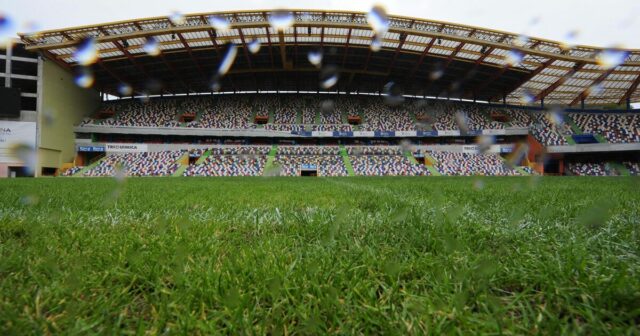 Ikonický futbalový štadión zničený búrkou, keď jeden koniec ihriska úplne Ikonický futbalový štadión zničený búrkou, keď jeden koniec ihriska úplne zdemoloval | Futbal | Šport