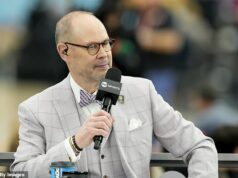 Ikonický hostiteľ NBA „urobil krok späť“ z úlohy hostiteľa March Madness, keď ho prevzala bývalá hviezda NFL Ernie Johnson Jr tento rok na väčšinu marcového šialenstva odíde zo štúdia