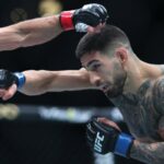Ilia Topuria v júni vyradil Charlesa Oliveiru, aby získal voľný opasok UFC v ľahkej váhe (Getty Images)