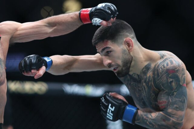 Ilia Topuria v júni vyradil Charlesa Oliveiru, aby získal voľný opasok UFC v ľahkej váhe (Getty Images)