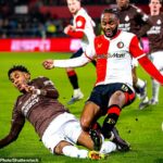 Raheem Sterling (vpravo) debutoval za Feyenoord v nedeľu a dostal určitú kritiku