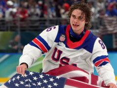 Jack Hughes z tímu USA dáva po zisku olympijského zlata vlastenecké posolstvo Jack Hughes z tímu USA dáva po zisku olympijského zlata vlastenecké posolstvo