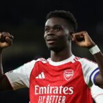 Bukayo Saka z Arsenalu oslavuje po tom, čo strelil druhý gól svojho tímu počas zápasu štvrtého kola Carabao Cupu medzi Arsenalom a Brighton & Hove Albion na Emirates Stadium 29. októbra 2025 v Londýne v Anglicku.