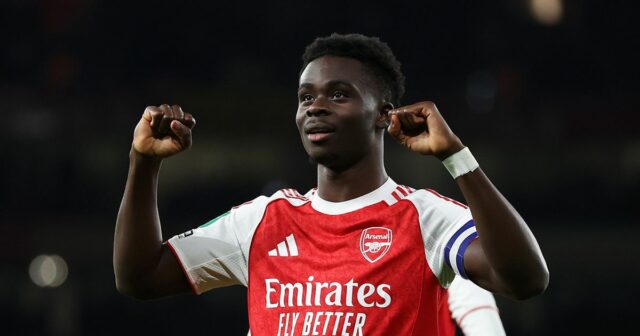 Bukayo Saka z Arsenalu oslavuje po tom, čo strelil druhý gól svojho tímu počas zápasu štvrtého kola Carabao Cupu medzi Arsenalom a Brighton & Hove Albion na Emirates Stadium 29. októbra 2025 v Londýne v Anglicku. 