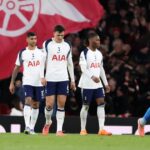 Hráči Tottenhamu vyzerajú počas zápasu skľúčene