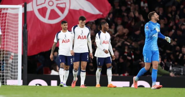 Hráči Tottenhamu vyzerajú počas zápasu skľúčene