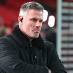 Jamie Carragher sa pozerá na záver finále Carabao Cupu medzi Liverpoolom a Newcastlom United