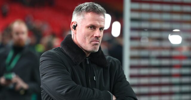Jamie Carragher sa pozerá na záver finále Carabao Cupu medzi Liverpoolom a Newcastlom United