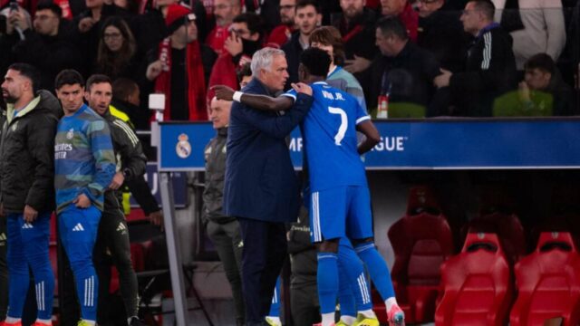 Jamie Carragher vyzýva Joseho Mourinha za pokryteckú kritiku osláv Viniciusa Jr.
