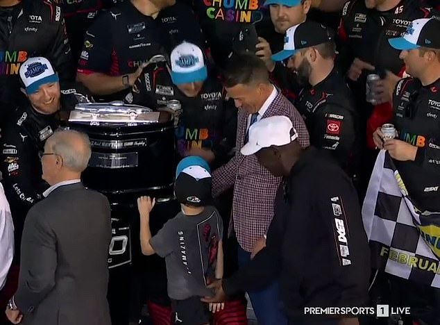 Jazdec NASCAR Tyler Reddick prerušil svoje mlčanie o interakcii Michaela Zdá sa, že Jordan sa chytil za spodnú časť chrbta a spodnú časť syna Tylera Reddicka Beau (6).