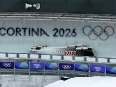 Jazdec bobovej dráhy hospitalizovaný na zimných olympijských hrách po hrozivej havárii počas štvorčlenného finále – udalosť sa oneskorila o viac ako 20 minút, kým mu bola poskytnutá naliehavá lekárska pomoc Bobový jazdec Jakob Mandlbauer bol po nehode na zimných olympijských hrách prevezený do nemocnice