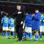 Rob Edwards, manažér Wolverhampton Wanderers, berie na vedomie fanúšikom po zápase Premier League medzi Nottingham Forest a Wolverhampton Wanderers na City Ground 11. februára 2026 v Nottinghame v Anglicku.