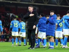 Je Grimsby vs Wolves v televízii? Čas začiatku, ako sa pozerať, kanál a streamovanie Rob Edwards, manažér Wolverhampton Wanderers, berie na vedomie fanúšikom po zápase Premier League medzi Nottingham Forest a Wolverhampton Wanderers na City Ground 11. februára 2026 v Nottinghame v Anglicku.