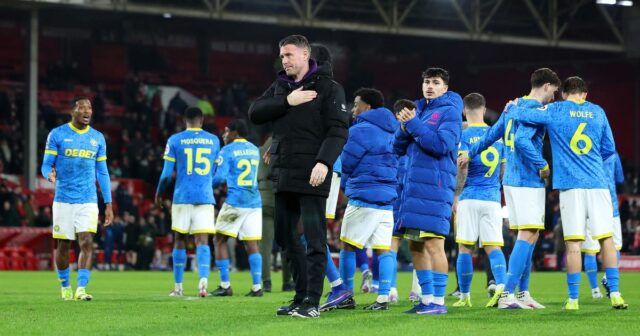 Rob Edwards, manažér Wolverhampton Wanderers, berie na vedomie fanúšikom po zápase Premier League medzi Nottingham Forest a Wolverhampton Wanderers na City Ground 11. februára 2026 v Nottinghame v Anglicku.