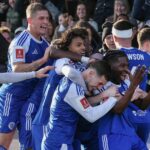 Anglický útočník Macclesfieldu #07 Isaac Buckley-Ricketts (R) oslavuje so spoluhráčmi po strelení druhého gólu tímu počas zápasu tretieho kola Anglického pohára FA Cup medzi Macclesfield Town a Crystal Palace na štadióne Leasing.com, Moss Rose v Macclesfield, severné Anglicko 10. januára 2026.