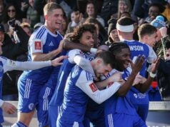 Je Macclesfield vs Brentford v televízii? Kanál, streamovanie a čas výkopu zápasu FA Cupu Anglický útočník Macclesfieldu #07 Isaac Buckley-Ricketts (R) oslavuje so spoluhráčmi po strelení druhého gólu tímu počas zápasu tretieho kola Anglického pohára FA Cup medzi Macclesfield Town a Crystal Palace na štadióne Leasing.com, Moss Rose v Macclesfield, severné Anglicko 10. januára 2026.