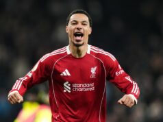 Je Nottingham Forest vs Liverpool v televízii? Kanál, čas začiatku a ako sledovať zápas Premier League online Nikola Milenkovič a Stefan Ortega oslavujú víťazstvo v prvom zápase play-off Európskej ligy proti Fenerbahce (Getty Images)