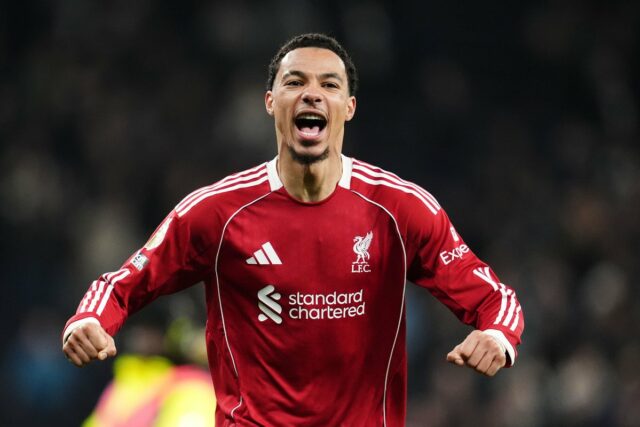 Nikola Milenkovič a Stefan Ortega oslavujú víťazstvo v prvom zápase play-off Európskej ligy proti Fenerbahce (Getty Images)