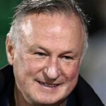 Michael O'Neill oslavuje so zdvihnutými rukami, keď jeho tím strelil druhý gól počas zápasu kvalifikácie MS 2026 medzi Severným Írskom a Slovenskom
