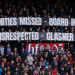 Fanúšikovia Crystal Palace držia transparenty počas víťazstva nad Wolves, ktoré volajú predstavenstvo klubu "nešikovný" a povedať, že manažér Oliver Glasner je "hotový"